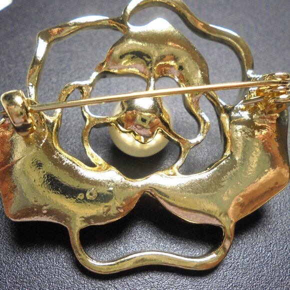 Brooch Flower golden tone white pearl brooch accessories jewelry gifts - Picture 6 of 6
